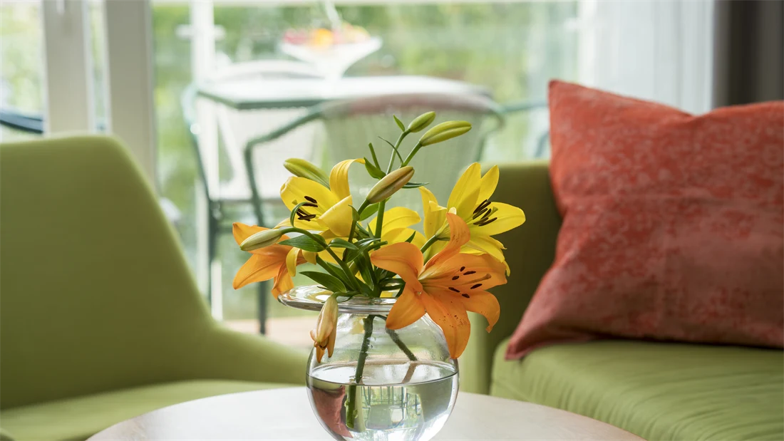 Detaljbilde av blomster på bord på Thon Hotel Sandven i Nordheimsund