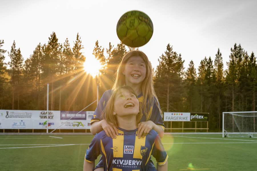 Fotballjenter med Alta IF drakt på Alta Idrettspark