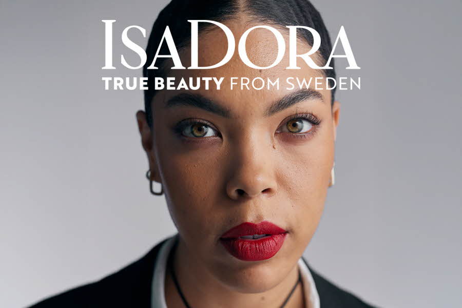 Dame med røde lepper og teksten "Isadora - True beauty of Sweden"