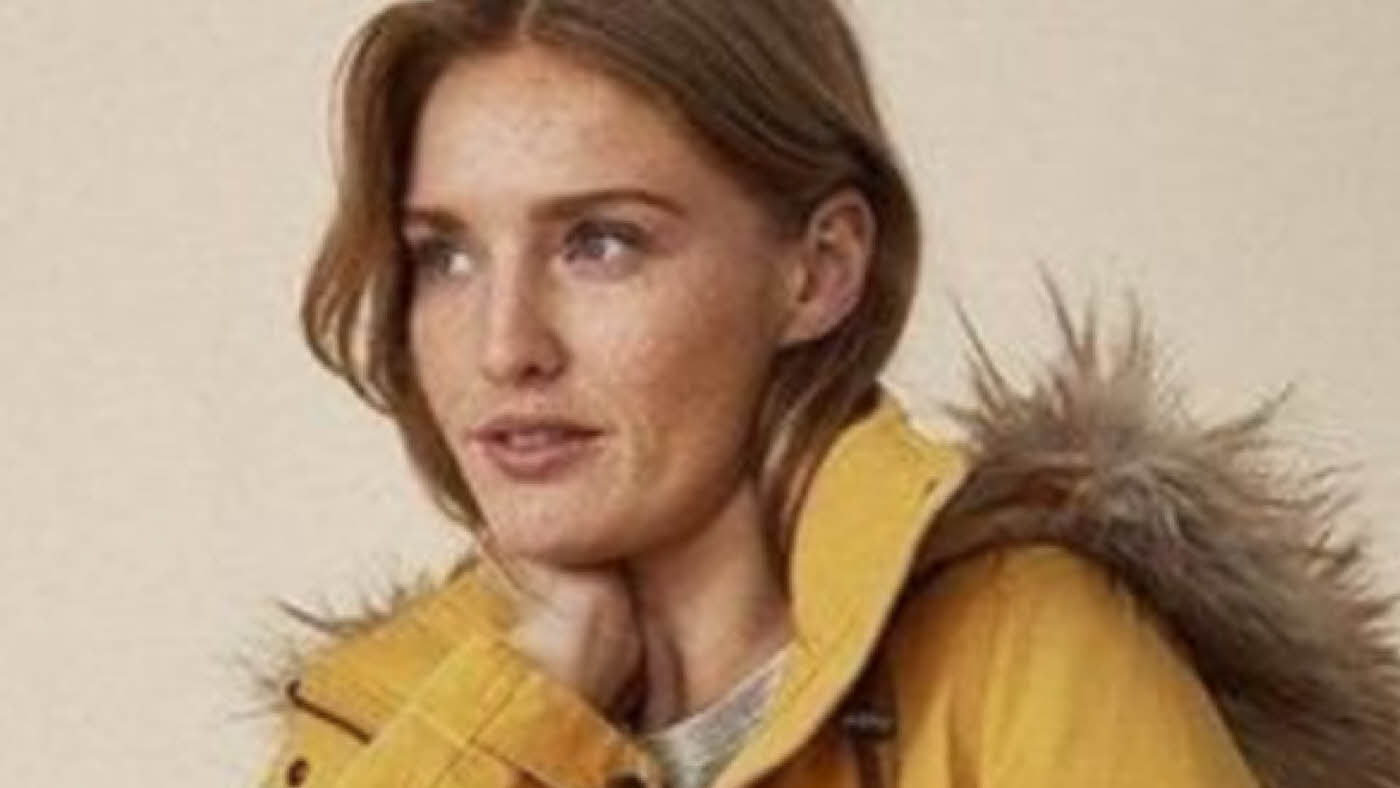 Dame i gul jakke fra Cristel