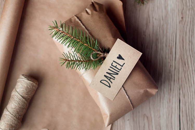 Ferdig innpakket gave med navnelapp Daniel på