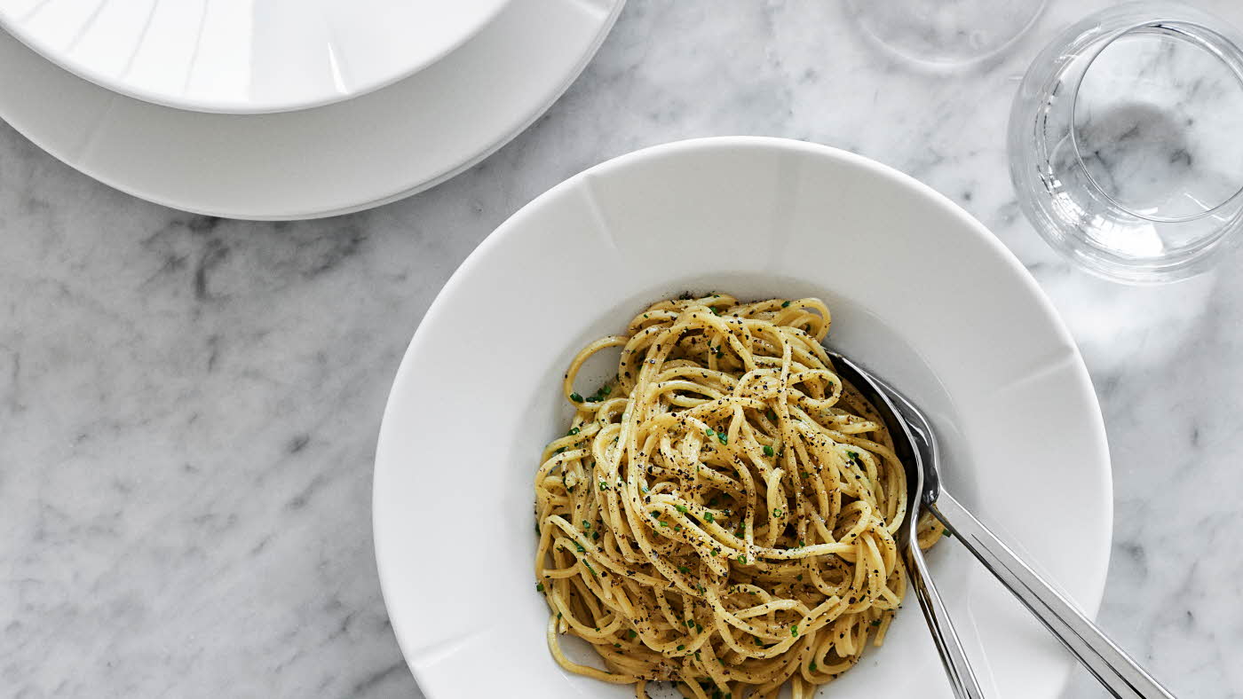 hvitt service med spagetti