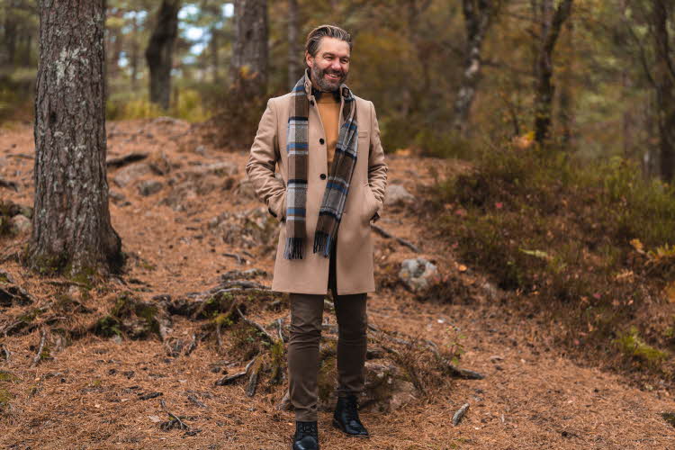 mann med fine klær i en skog