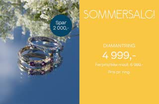 Gullringer med diamanter som ligger på en speile opp mot himmelen