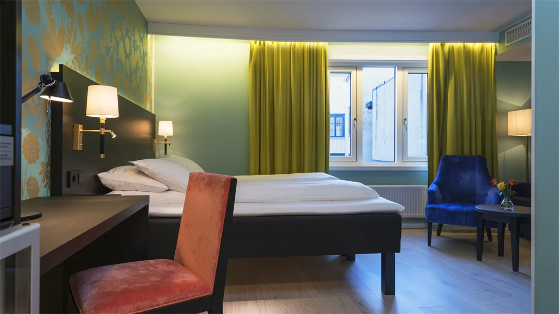 Skrivebord og seng i superior rom på Thon Hotel Nidaros i Trondheim