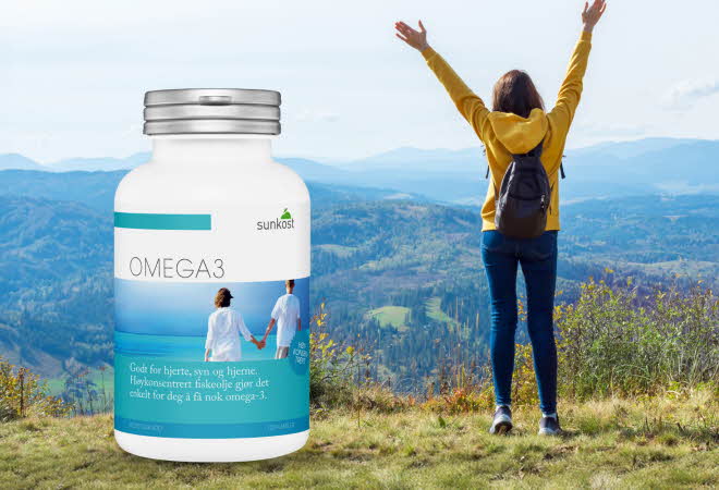 Person på en gresskledd høyde med en Omega-3 flaske fra Sunkost.