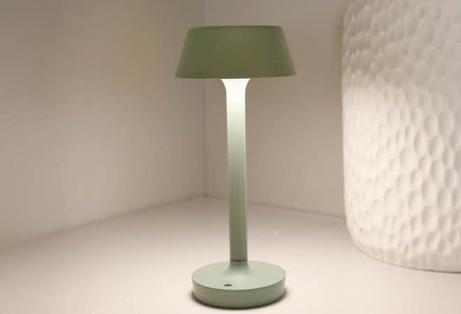 En Companion bordlampe i lysegrønn