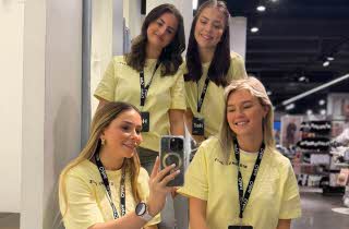 Smilende damer med Big Smile Day t-skjorter fra Cubus. 