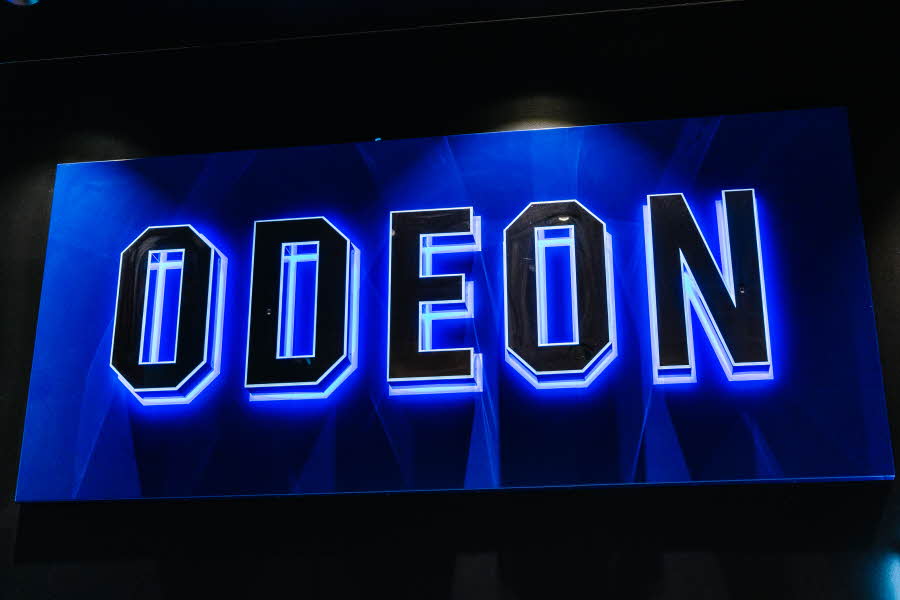 Neon skilt av logoen til Odeon