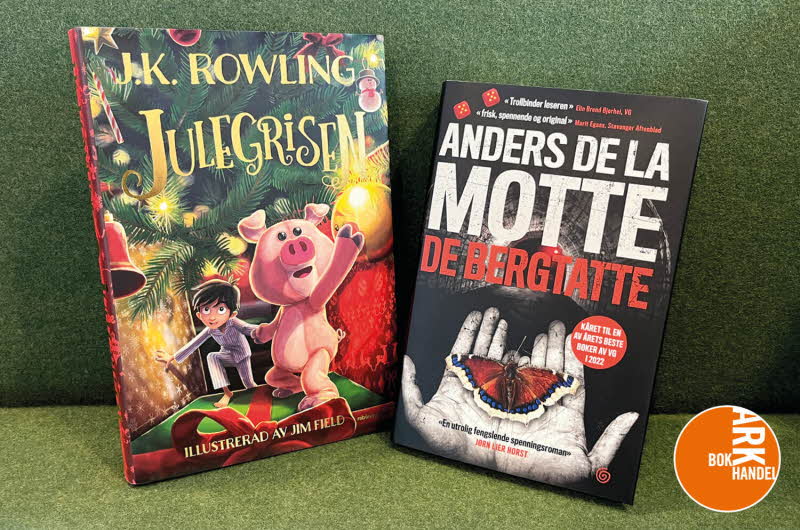 En bok som heter "Julegrisen" og en bok som heter "De bergtatte" stående på en grønn sofa