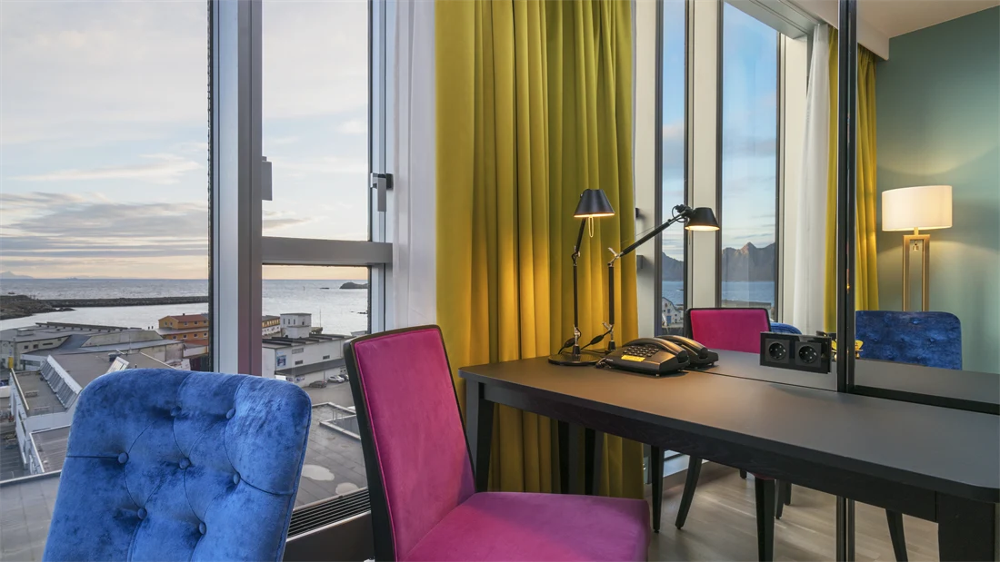 skrivepult med utsikt på Superior room på Thon hotel Lofoten i Svolvær