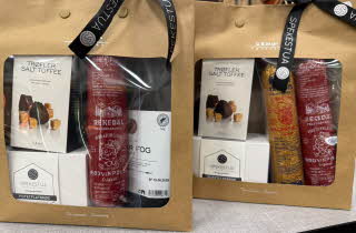 2 gave pakninger med div mat opp i