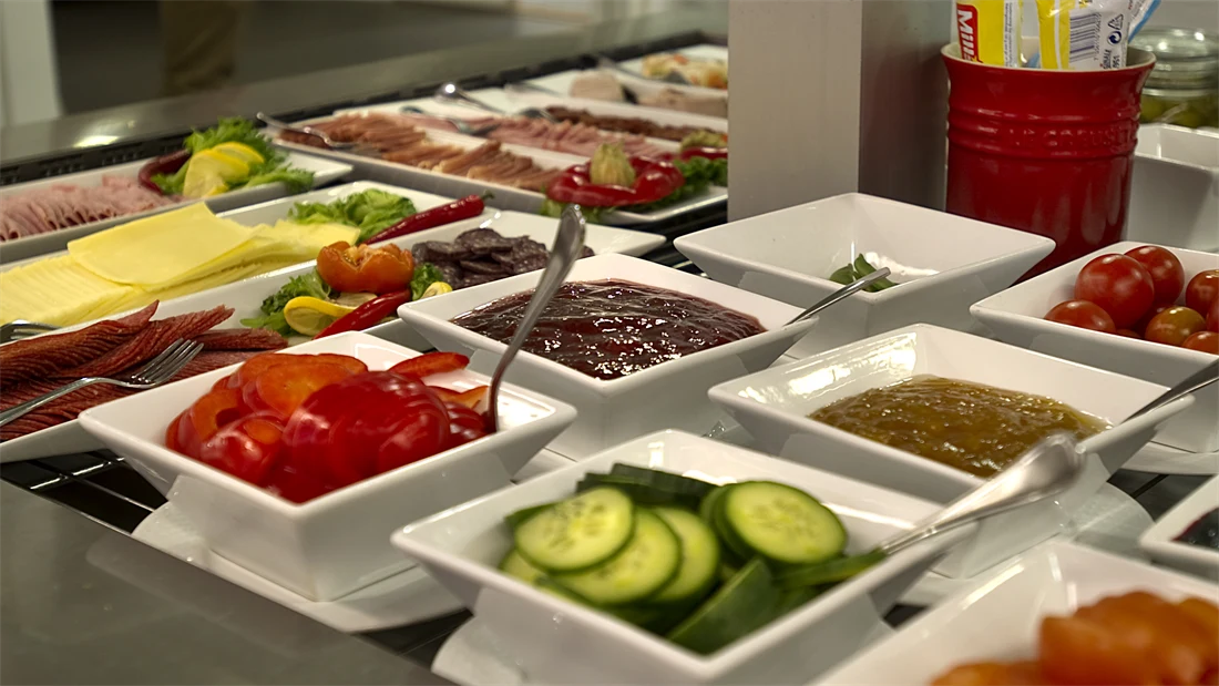 Frokostbuffet med pålegg og grønnsaker  på Thon Hotel Baronen rett ved Ålesund