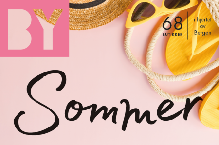 plakat-med-rosa-bakgrunn-gule-solbriller-stråhatt-slippers-og-tekst-bysommer