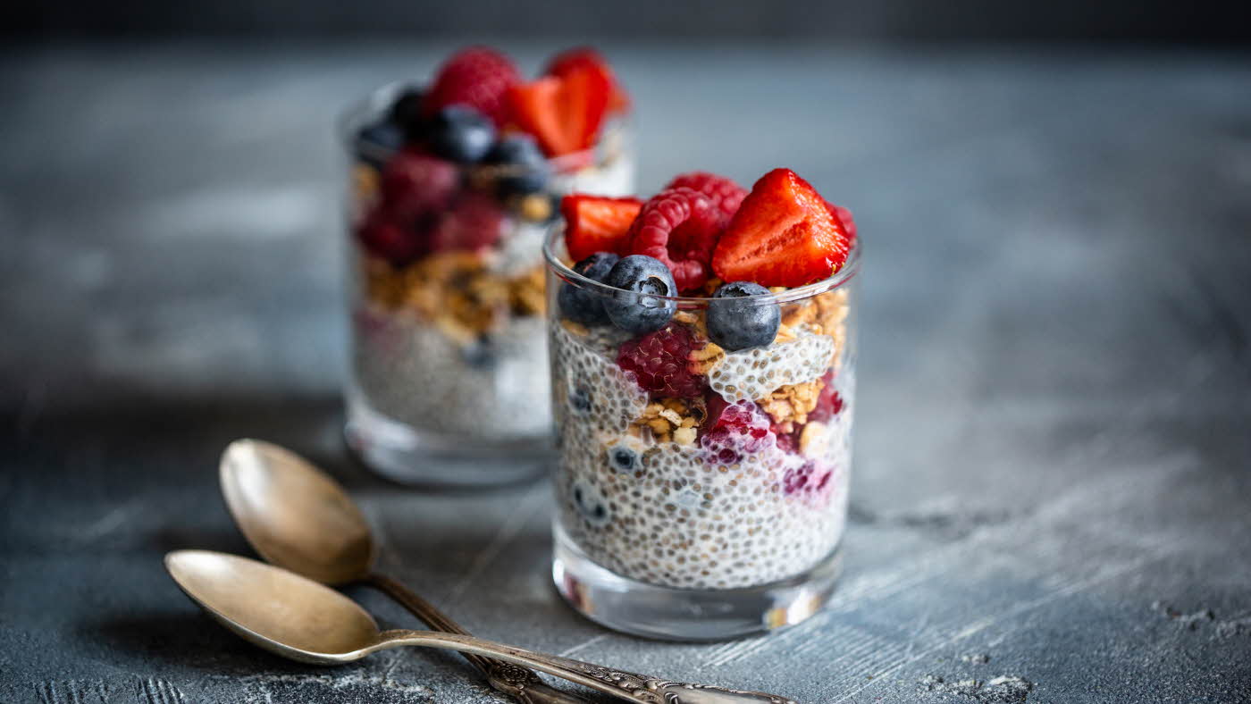 To glass med chiapudding med jordbær, bjørnebær og blåbær