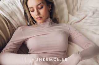 bilde av en dame i senga med topp fra Hunkemøller