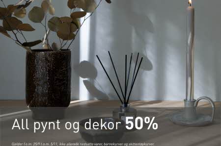 Et kontrollbord med pynt på og teksten "all pynt og dekor 50%"