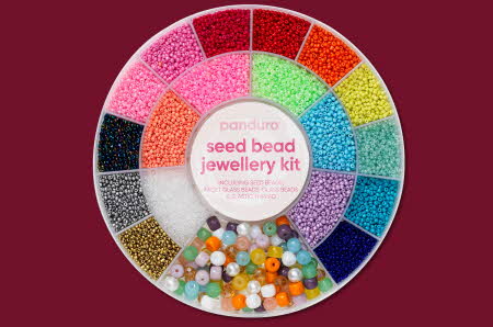 Panduro smykkesett med små perler i ulike farger.