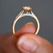 En person som holder et gull diamant ring