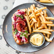 Kyllingbruschetta på en tallerken med aioli og fries