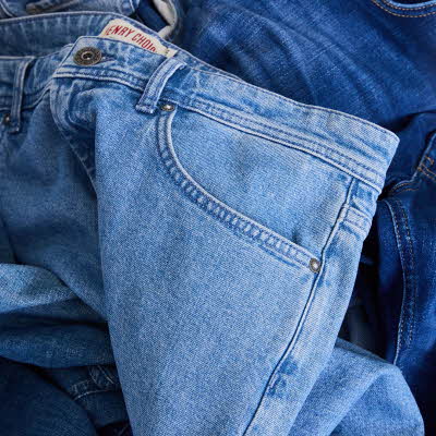 Et nærbilde av to jeans som ligger oppe på hverandre