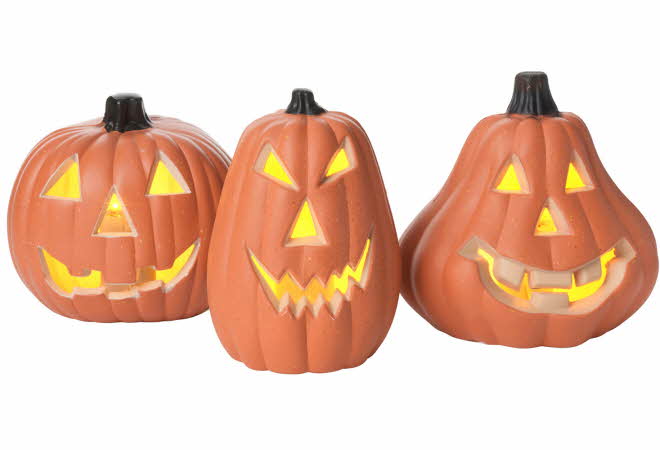 Tre gresskar med LED-lys og ulike ansiktsuttrykk som Halloween-dekor.