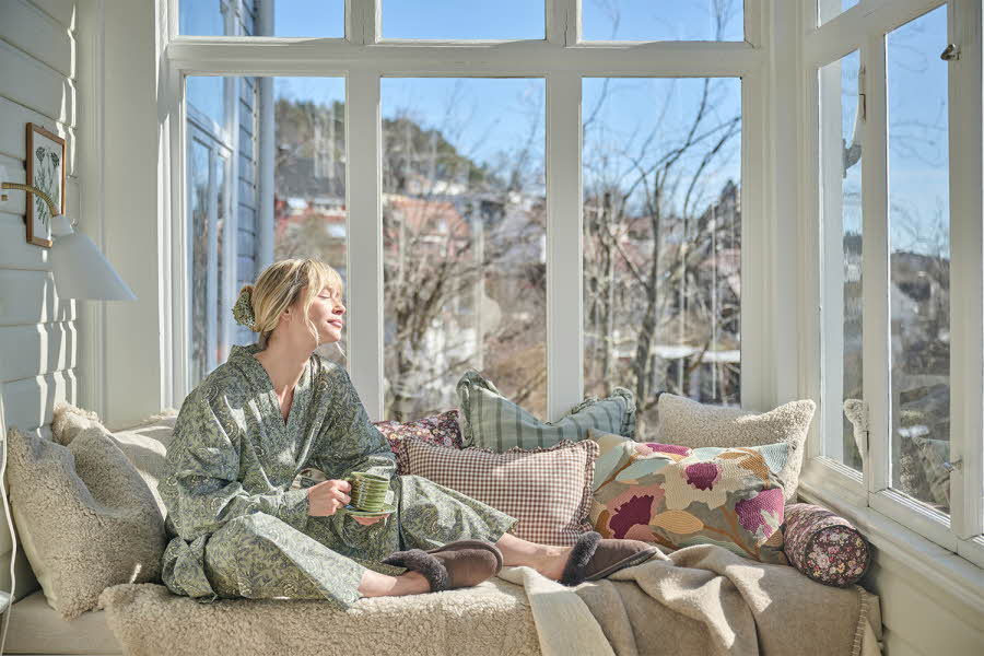 Når høsten setter inn, flytter vi fokuset innendørs. Vi lengter etter lune rom, varme farger og tekstiler som gir både komfort og karakter. 