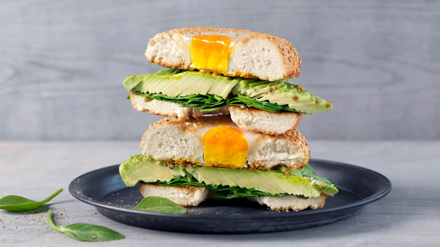 Bagels med egg og avokado