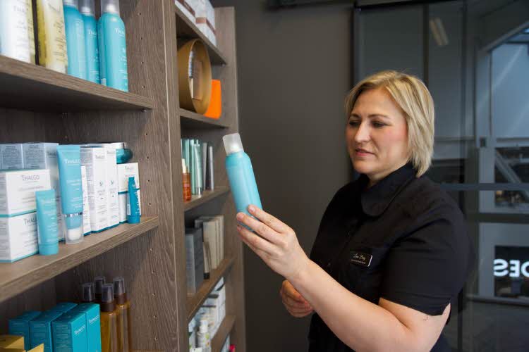 Lena med produkter