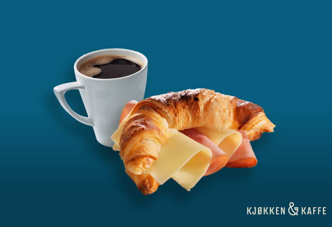 En croissant med ost og skinke, og en kopp med kaffe.