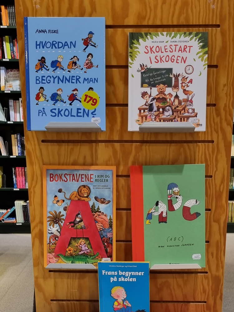 Skolebøker utstilt i butikken