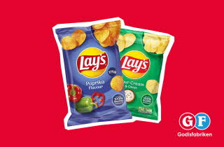 To poser med potetchips i forskjellige smaker fra Lay's.