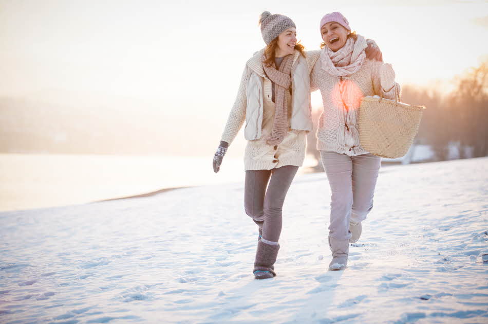 To damer er ute en vinterdag og går tur