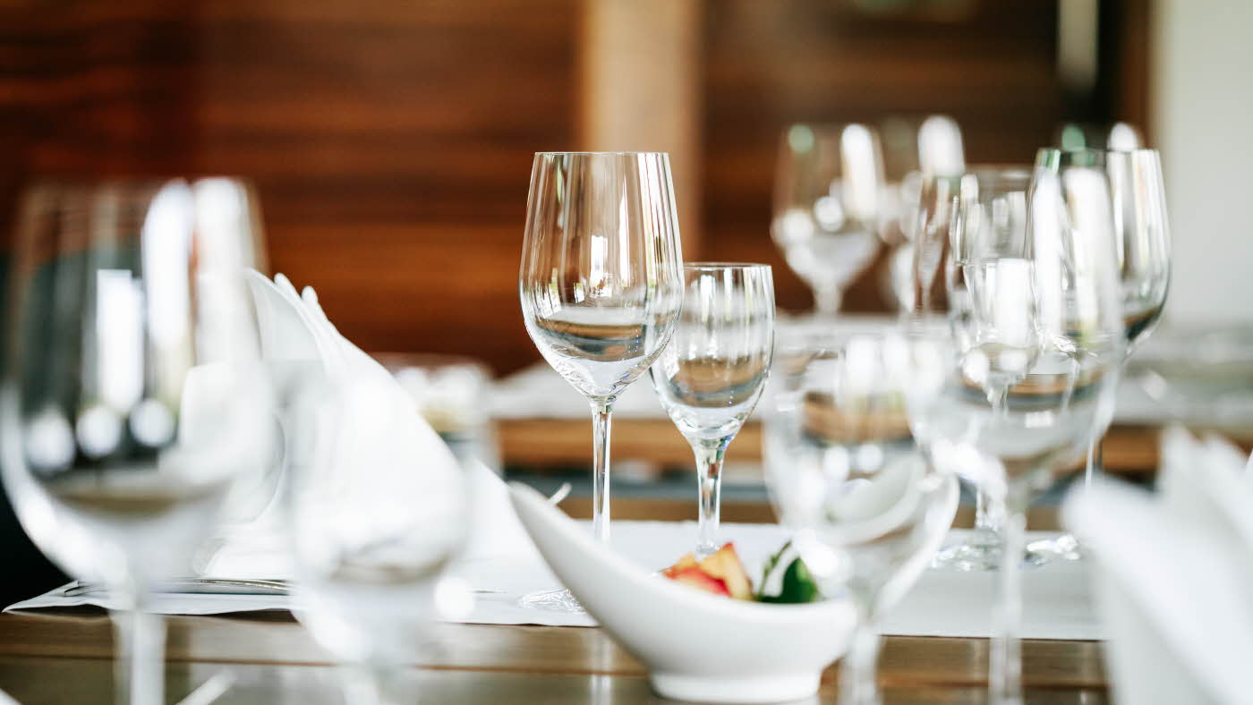 Bord dekker med glass og hvit porselen