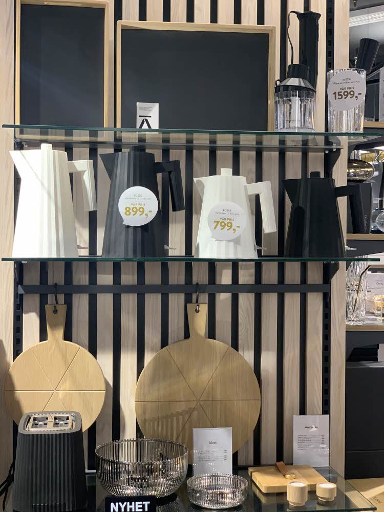 Utstilling inne i butikken hos Tilbords Utstilling av to Mumie-kopper hos Tilbords Miljøbilde av et dekket frokostbord med produkter fra Tilbords