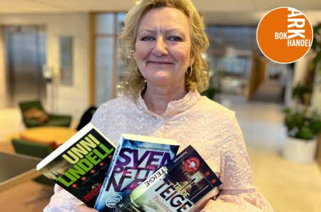 dame som holder tre ulike krim bøker
