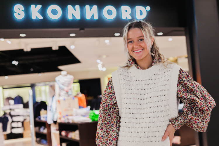 Dame med høstantrekk fra skonnord
