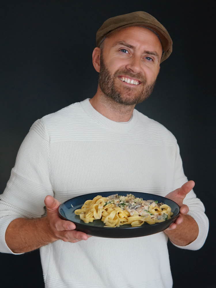 Hobbykokk Steffen viser frem matretten Pasta med kremet sopp
