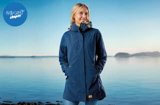 Dame poserer med blå Sarek Coat 2.0 W jakke