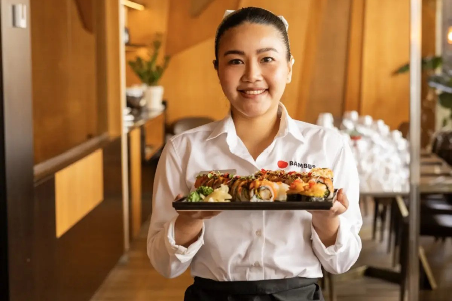ansatt hos bambus sushi viser frem mat