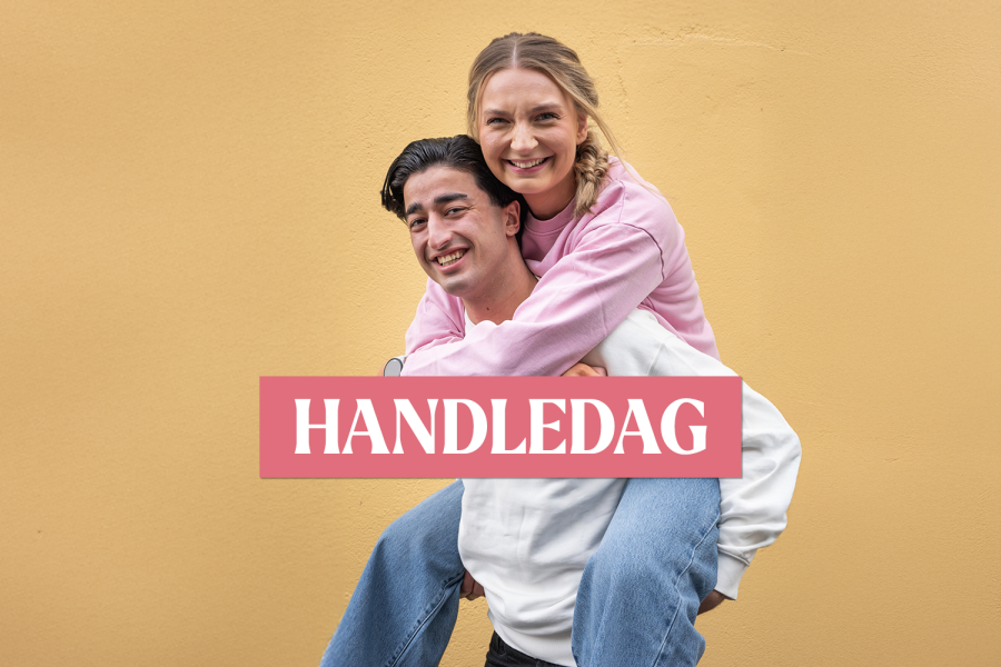 Dame som sitter på ryggen til en mann og teksten "Handledag"