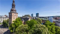 Utsikt over Oslo Domkirke og parken i pent sommevær