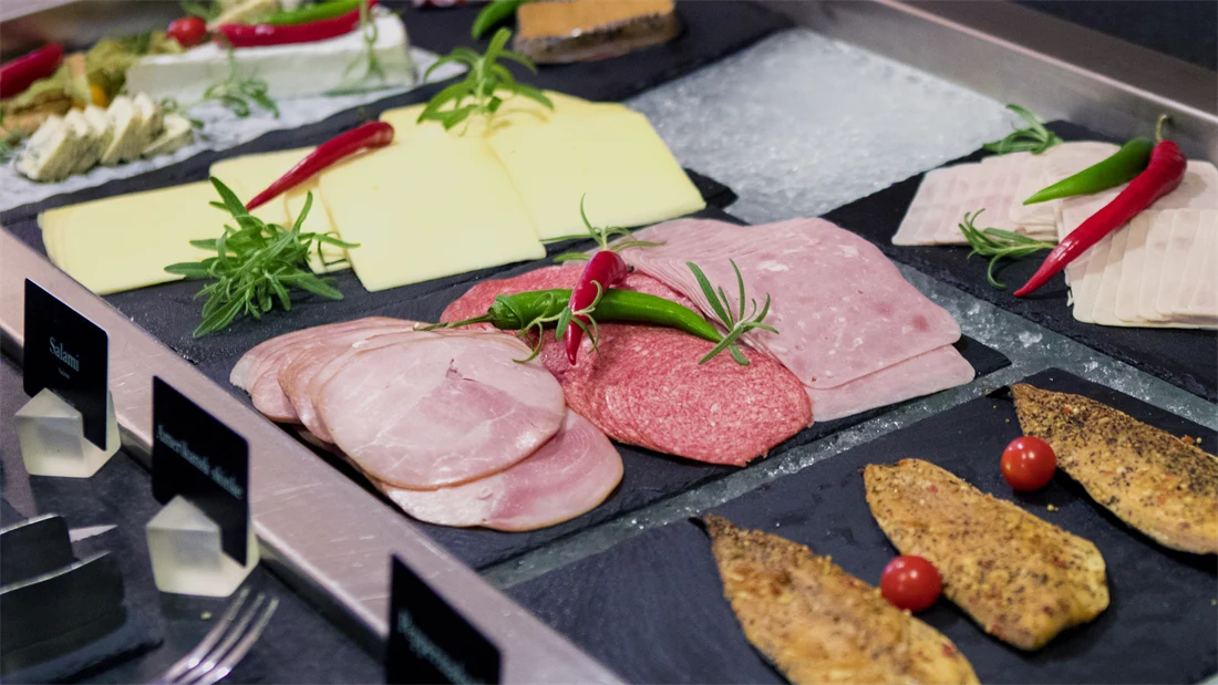 Ost, skinke, salami og peppermakrell på frokostbuffeten på Thon Hotel Narvik