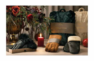 To morgenkåper, et par skinnvotter, og to par skinnhansker.