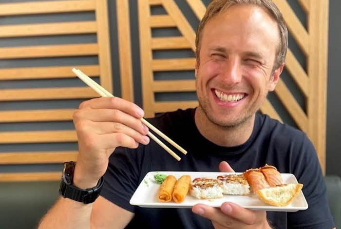 Mann som spiser sushi fra Sabrura