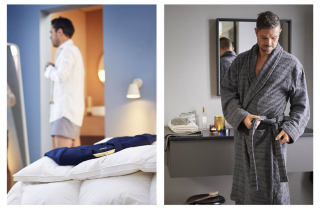 Mann med badekåpe og mann som kler på seg på soverommet