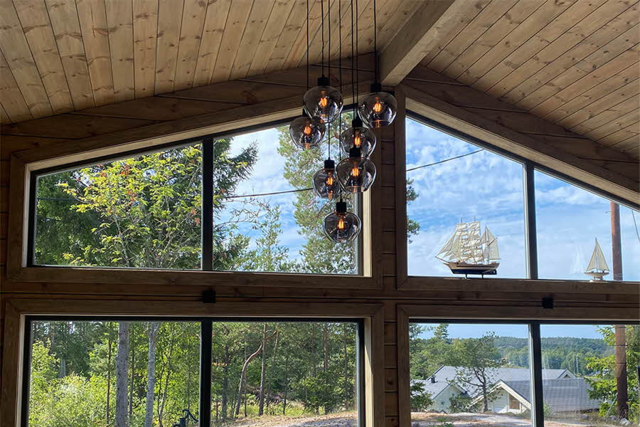 lampe i taket med store vinduer