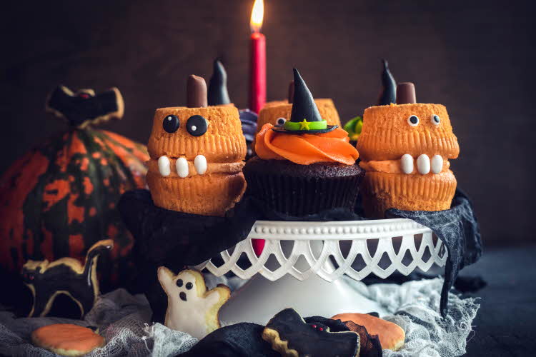 Skumle halloween-muffins på et bord