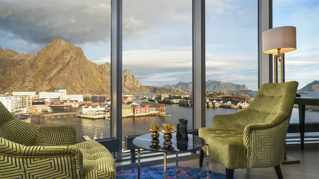 To sitteplasser med panoramautsikt mot fjell på suite på Thon Hotel Lofoten