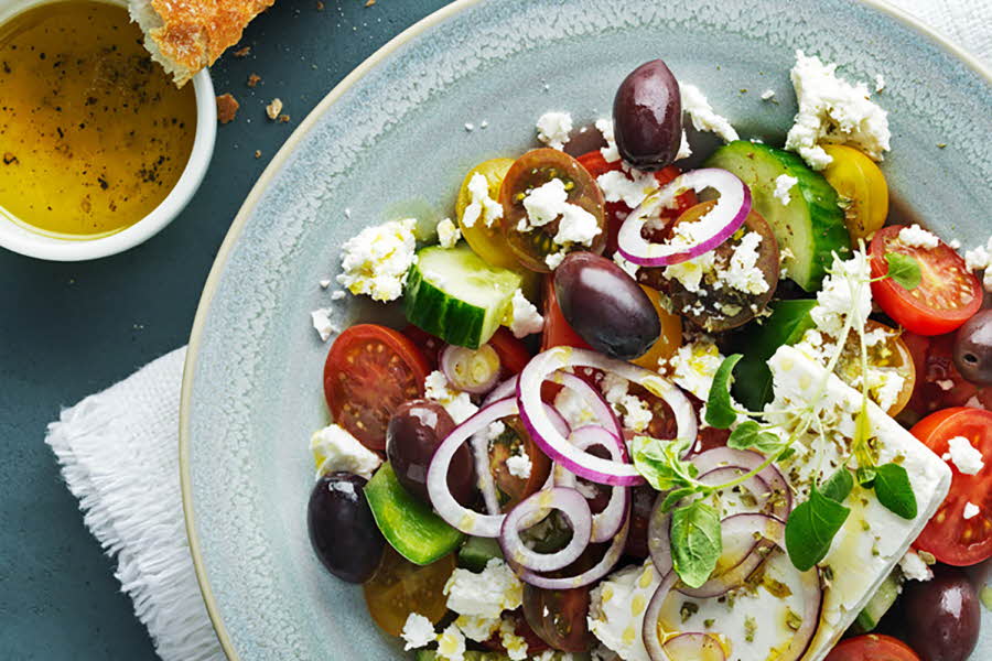 Det grekiska kökets rötter i antiken är lika härdiga som olivträdets, att äta med måtta av vad jorden ger, att njuta vinet och vännernas sällskap.